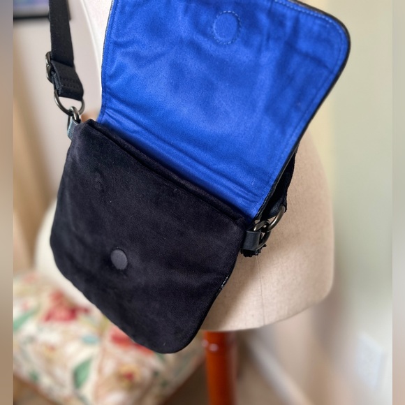 Juicy Couture Velvet Crossbody Black. Beautiful hardware, adjustable strap - Picture 3 of 7